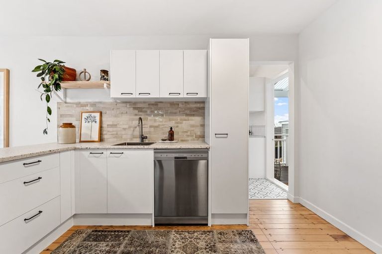 Photo of property in 24 Jean Place, Stanmore Bay, Whangaparaoa, 0932