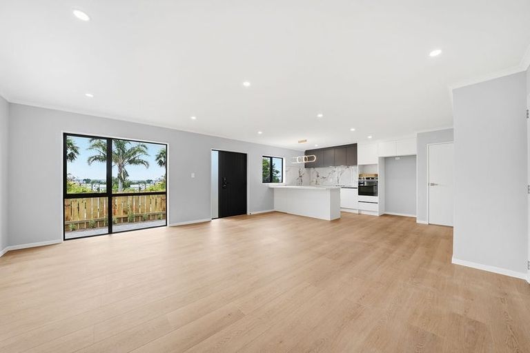 Photo of property in 9 Eastglen Road, Glen Eden, Auckland, 0602