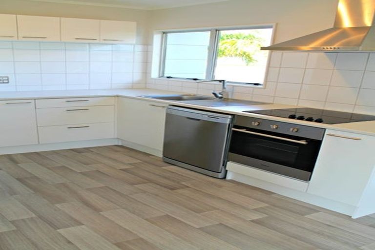 Photo of property in 1/8 Benchmark Drive, Massey, Auckland, 0614