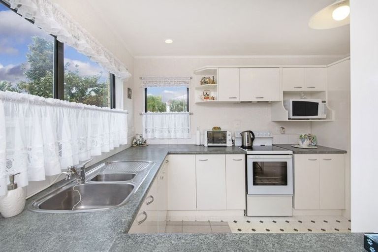 Photo of property in 1/238 Cascades Road, Botany Downs, Auckland, 2010