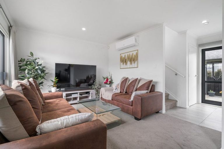 Photo of property in 15 Biplane Street, Takanini, 2112