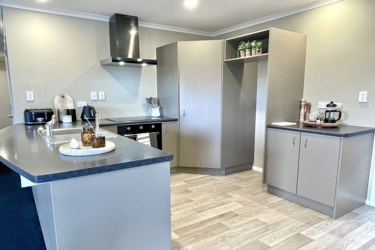 Photo of property in 2 Catlins Glen, Aotea, Porirua, 5024