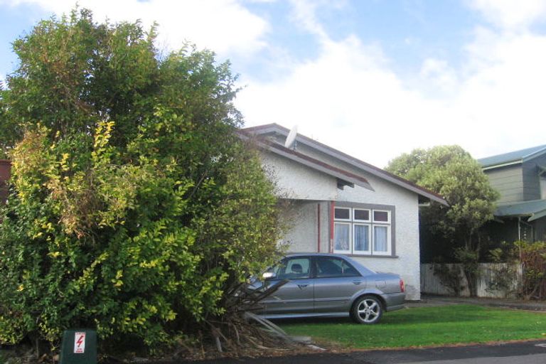 Photo of property in 11 Shamrock Street, Takaro, Palmerston North, 4412
