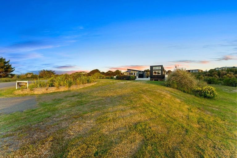 Photo of property in 47 Reay Mackay Grove, Waikawa Beach, Levin, 5573