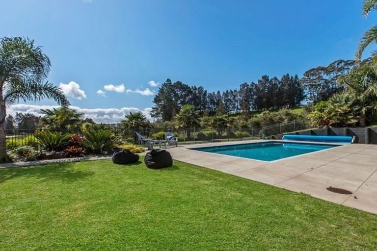 Photo of property in 127 Vaughans Road, Okura, Albany, 0792