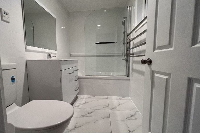 Photo of property in 2/13 Sunnyside Road, Sunnyvale, Auckland, 0612