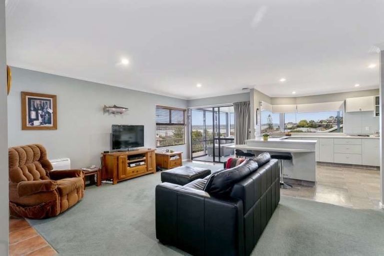 Photo of property in 4 Shera Street, Acacia Bay, Taupo, 3330