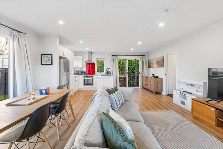 Photo of property in 92b Beach Road, Te Atatu Peninsula, Auckland, 0610