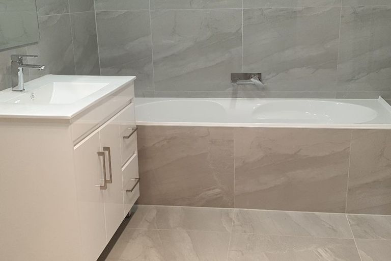 Photo of property in 18a Riverpark Crescent, Henderson, Auckland, 0610