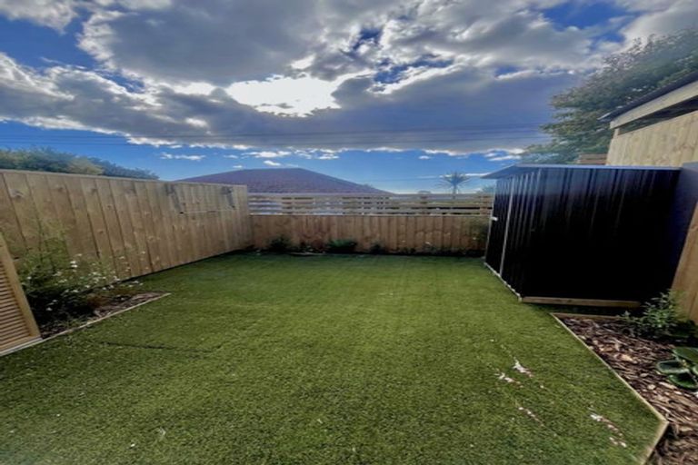 Photo of property in 1/23 Awaroa Road, Sunnyvale, Auckland, 0612