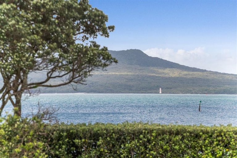 Photo of property in 34 Muritai Road, Milford, Auckland, 0620