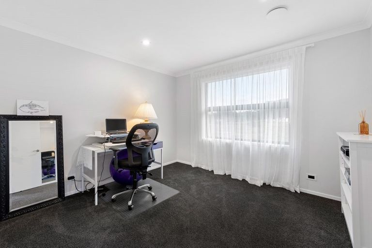 Photo of property in 8 Te Roera Place, Riverhead, 0820