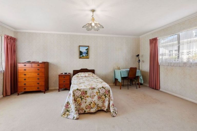 Photo of property in 47a Whites Line West, Woburn, Lower Hutt, 5010