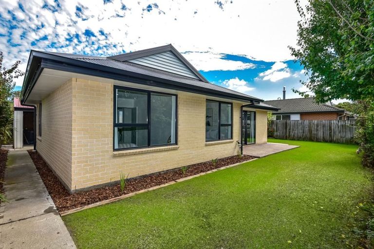 Photo of property in 2/49 Shannon Place, Belfast, Christchurch, 8051