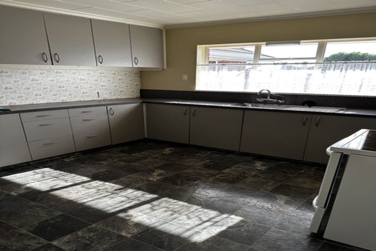 Photo of property in 11 Lyndhurst Crescent, Aranui, Christchurch, 8061