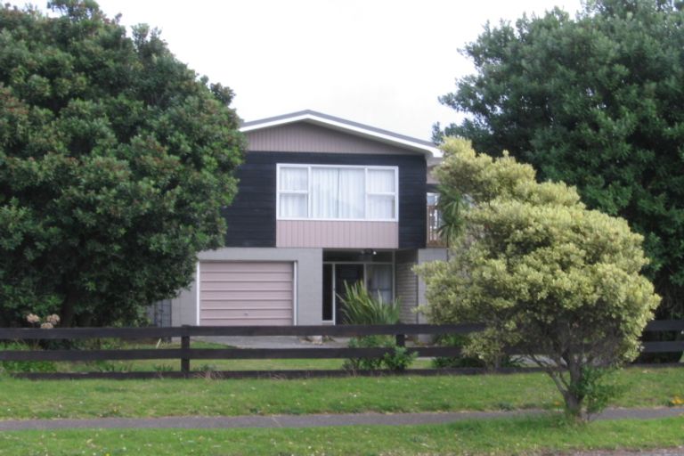 Photo of property in 14 Eruini Street, Waikanae Beach, Waikanae, 5036