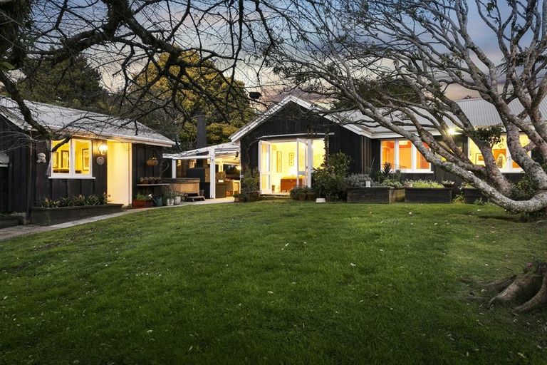 Photo of property in 27 Turanga Road, Henderson Valley, Auckland, 0612