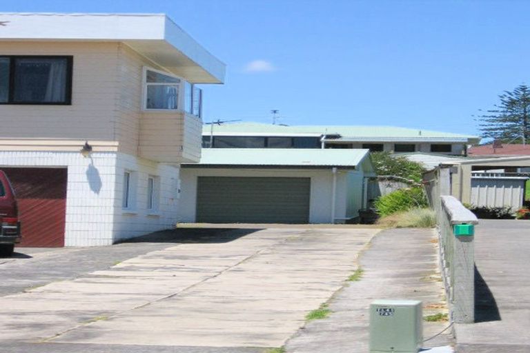 Photo of property in 37 Kiwi Esplanade, Mangere Bridge, Auckland, 2022