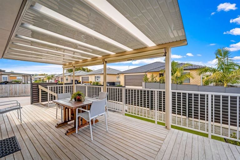 Photo of property in 1 Waitaha Close, Orewa, 0931