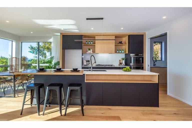 Photo of property in 10 Hilltop Lane, Mount Pleasant, Christchurch, 8081