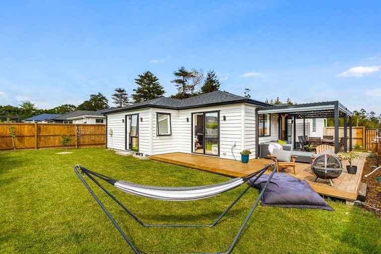 Photo of property in 99 Station Road, Kumeu, 0891