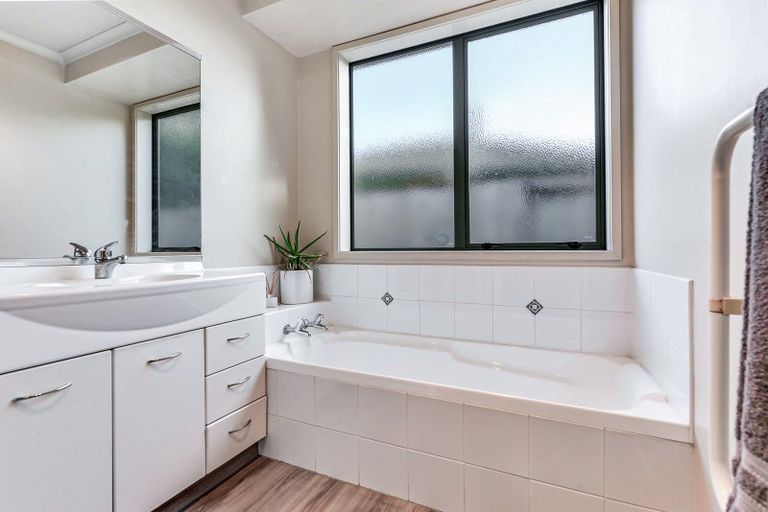 Photo of property in 19 Nobleman Place, Hamilton East, Hamilton, 3216