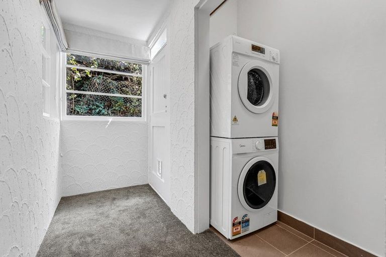 Photo of property in 2 Fairmount Road, Titirangi, Auckland, 0604