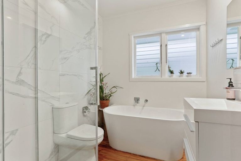 Photo of property in 26 Peter Terrace, Castor Bay, Auckland, 0620