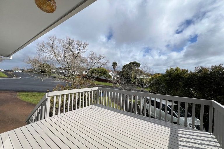 Photo of property in 21 Meadowood Drive, Unsworth Heights, Auckland, 0632