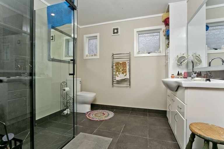 Photo of property in 33 Verran Road, Birkenhead, Auckland, 0626