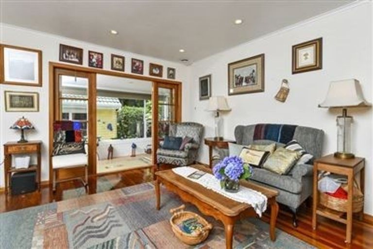 Photo of property in 156 East Coast Road, Forrest Hill, Auckland, 0620