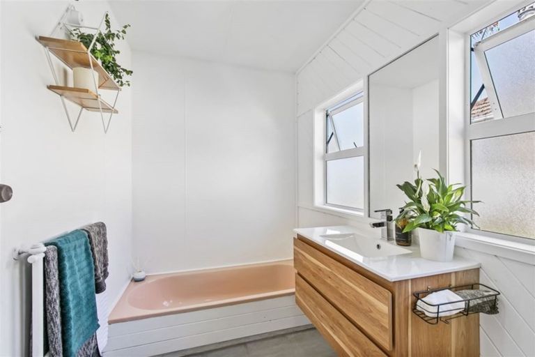 Photo of property in 28 Weldene Avenue, Glenfield, Auckland, 0629