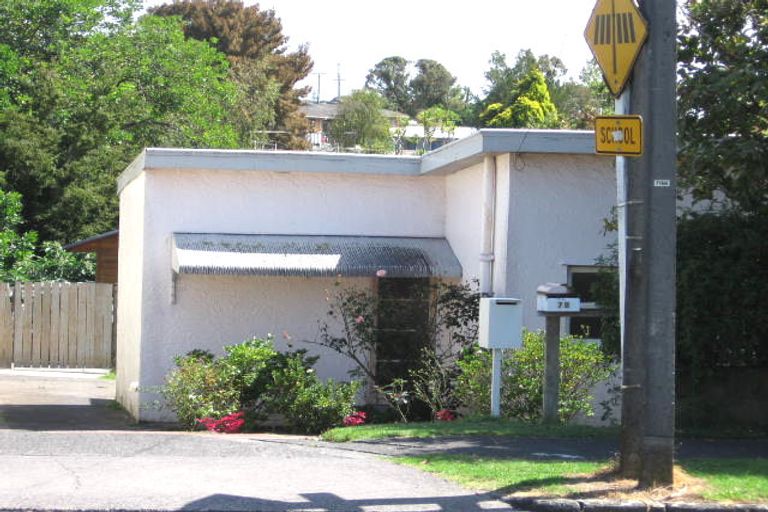 Photo of property in 2/7 Hutchinson Avenue, New Lynn, Auckland, 0600