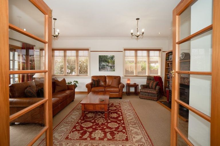 Photo of property in 37 Manapouri Crescent, Hokowhitu, Palmerston North, 4410