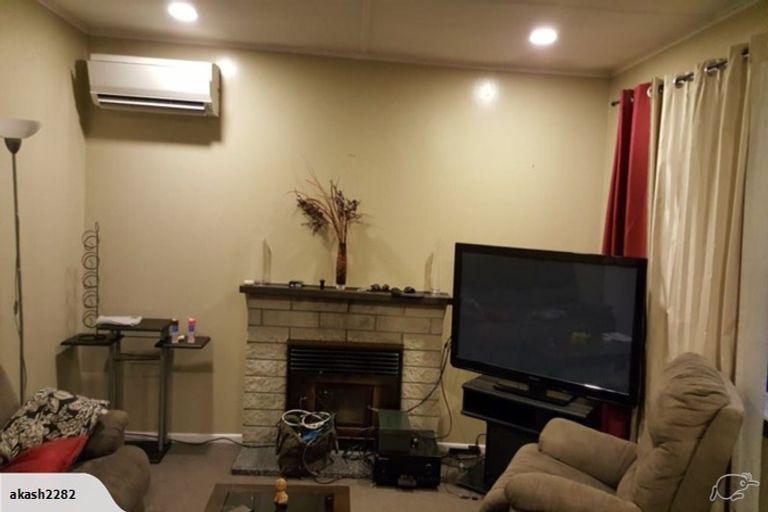 Photo of property in 7 Balmain Street, Newlands, Wellington, 6037