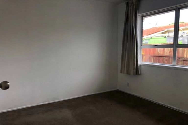 Photo of property in 1/10 Ballater Place, Highland Park, Auckland, 2010