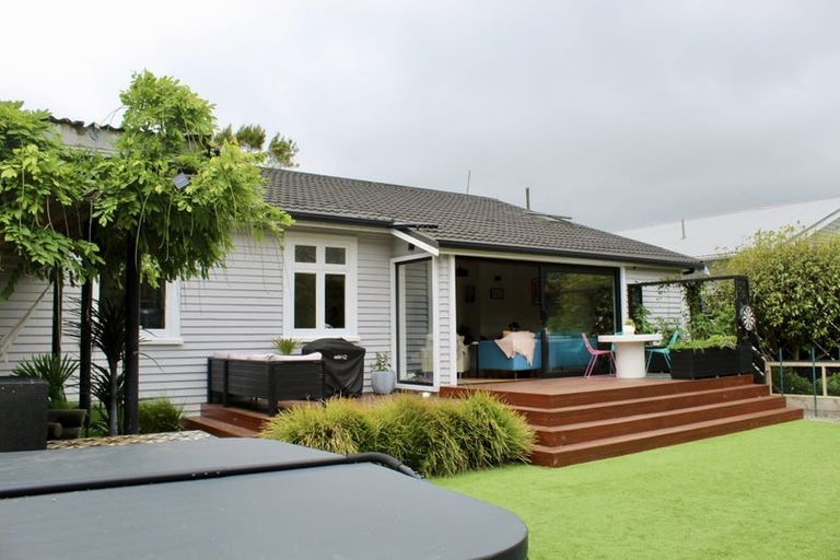 Photo of property in 18 Fernlea Avenue, Karori, Wellington, 6012