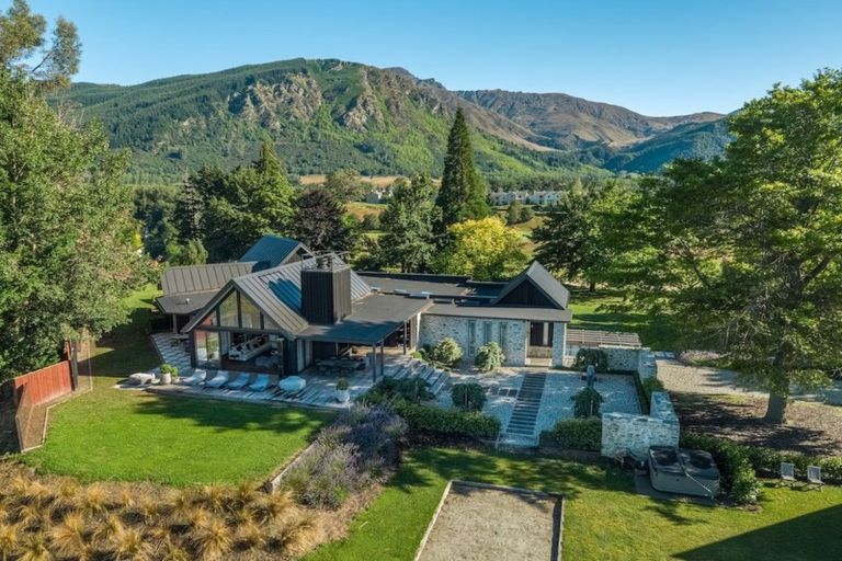 Photo of property in 397 Arrowtown-lake Hayes Road, Arrowtown, 9371