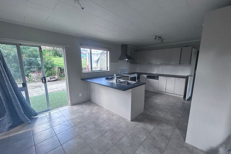 Photo of property in 42 Fitzherbert Avenue, West Harbour, Auckland, 0618