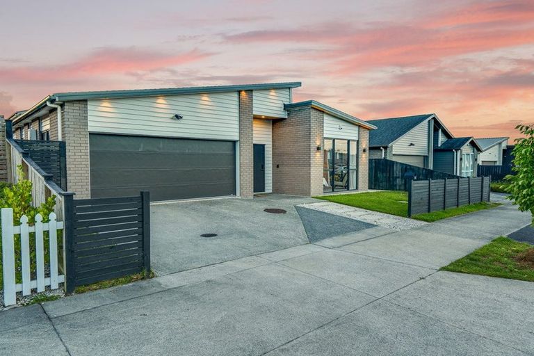 Photo of property in 3 Ropere Street, Kumeu, 0810