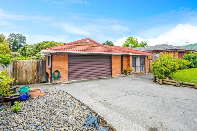 Photo of property in 35 Pinewood Grove, Botany Downs, Auckland, 2010