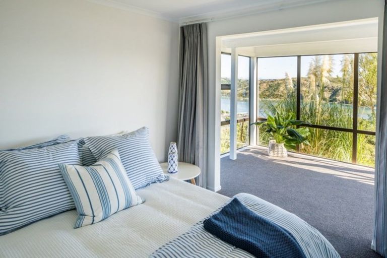 Photo of property in 20a Kahu Road, Paremata, Porirua, 5024