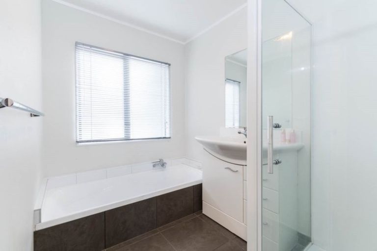 Photo of property in 2/1 Heathglen Place, Bayview, Auckland, 0629