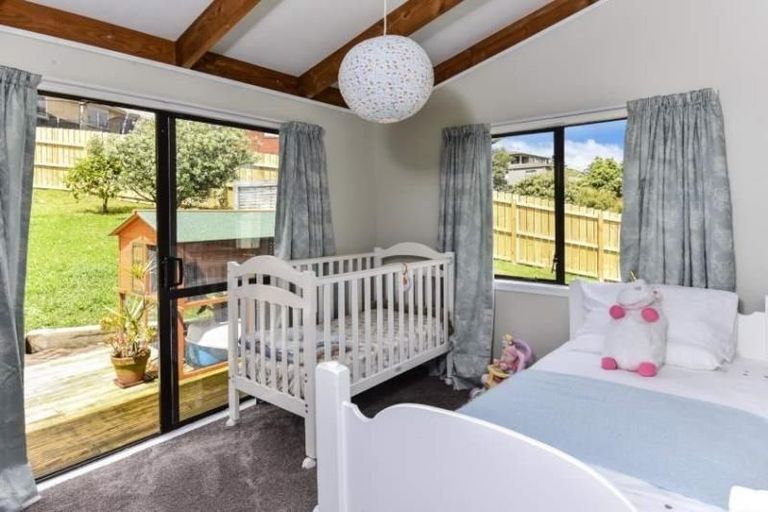 Photo of property in 10 Unsworth Drive, Unsworth Heights, Auckland, 0632