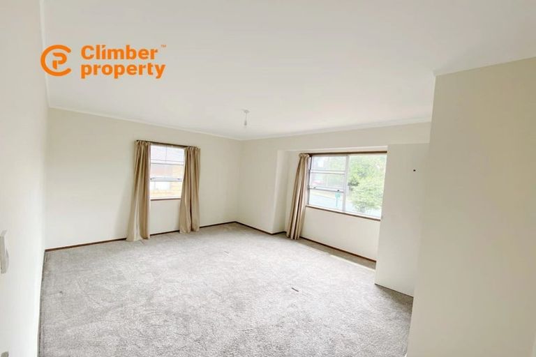 Photo of property in 11 Ravenstone Place, Chatswood, Auckland, 0626