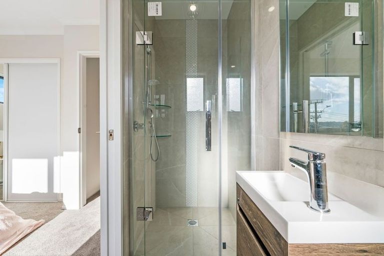 Photo of property in 2/3 Royal View Road, Te Atatu South, Auckland, 0610