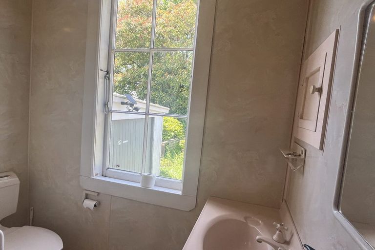 Photo of property in 21 Pahiatua Street, Hokowhitu, Palmerston North, 4410