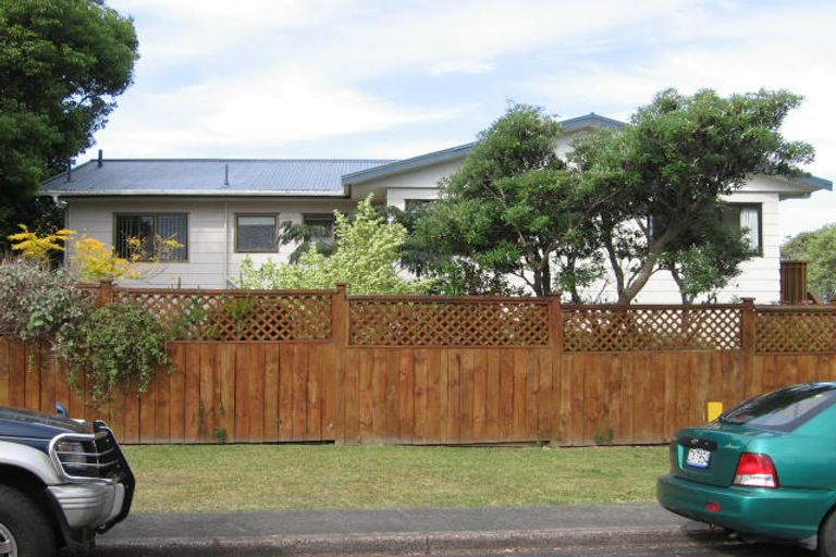 Photo of property in 1/24 Reynolds Place, Torbay, Auckland, 0630