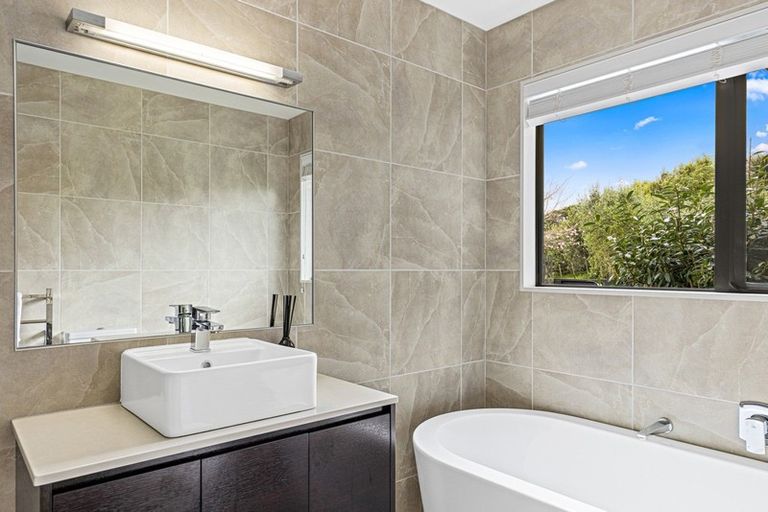 Photo of property in 30 Tamahunga Drive, Matakana, 0985