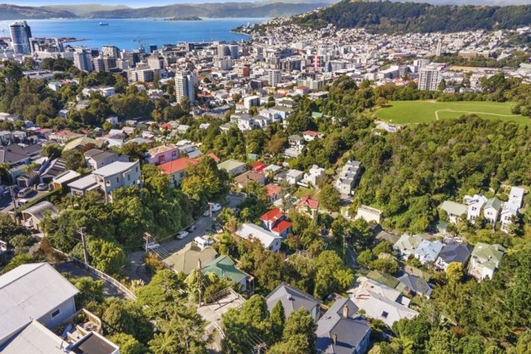 Photo of property in 27 Mortimer Terrace, Aro Valley, Wellington, 6021